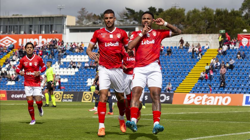 Juízes suíço e belga na estreia do Santa Clara na Conference