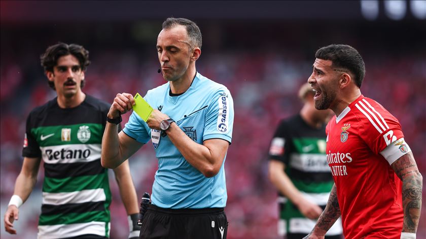 "Deixem os árbitros descansados", apela adepto do Benfica que invadiu relvado da Luz "Deixem os árbitros descansados", apela adepto do Benfica que invadiu relvado da Luz