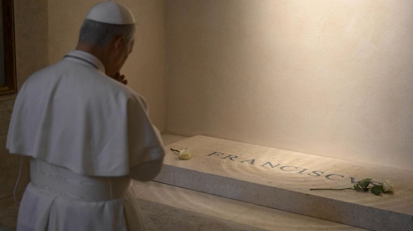 O Papa Leo XIV visita a tumba de Francis na Catedral de Santa Maria