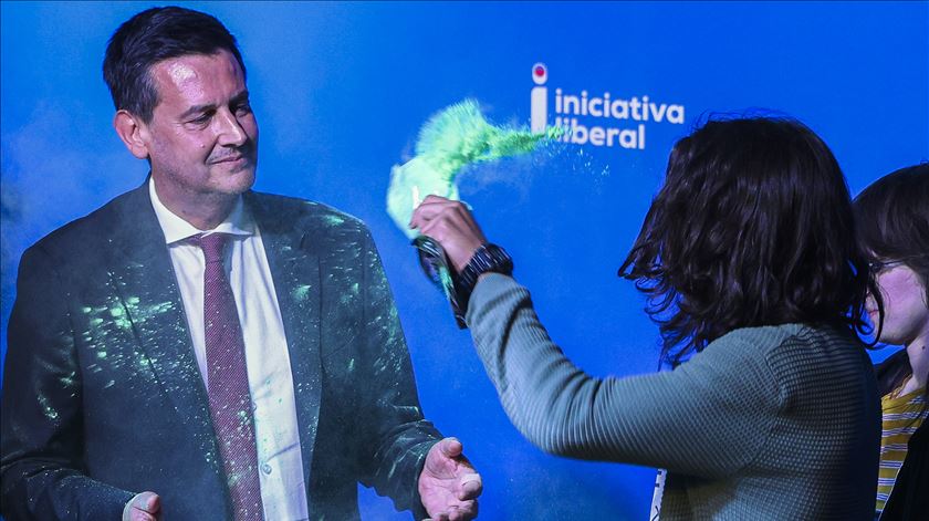 Rui Rocha de Lisboa Activist Hits com tinta verde