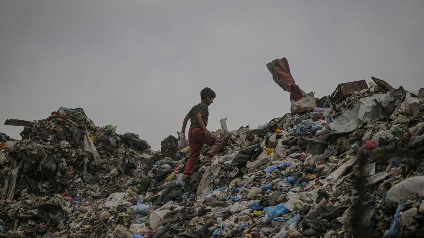 O ministro israelense alerta um novo ataque em Gaza ainda está a caminho