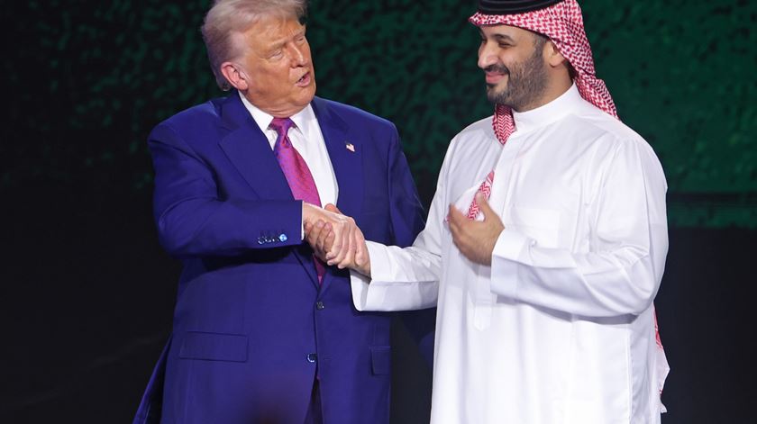 Trump assina acordo de 142 mil milhões de dólares em armamento com a Arábia Saudita