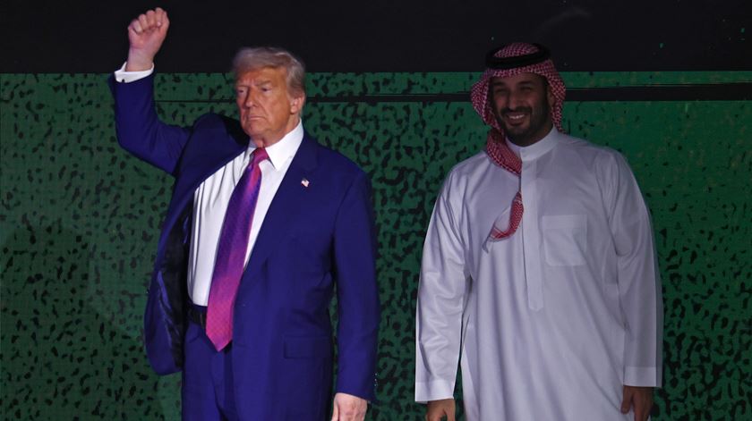 Trump levanta sanções dos EUA contra a Síria Trump levanta sanções dos EUA contra a Síria