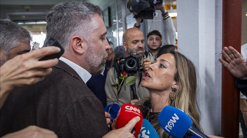 Pedro Nuno Santos abordado por Joana Amaral Dias em Setúbal. "Já devolveu os 203 mil euros ao Parlamento?"
