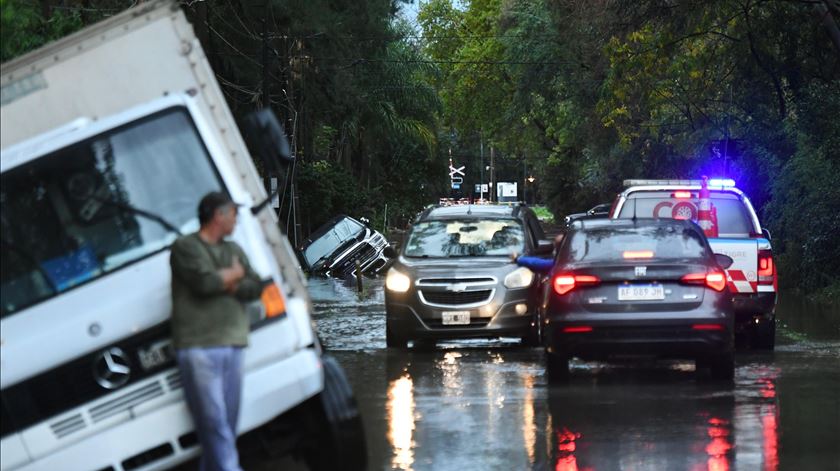 Inundações na região de Buenos Aires obrigam à retirada de cerca de mil pessoas Inundações na região de Buenos Aires obrigam à retirada de cerca de mil pessoas