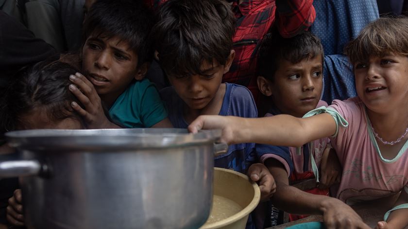 A ajuda humanitária em Gaza não começou a ser distribuída, garantindo que as Nações Unidas