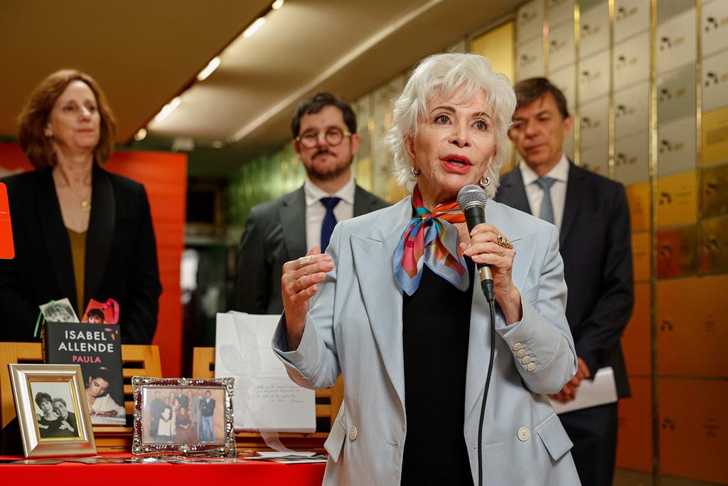 Escritora Isabel Allende "furiosa" com Trump, denuncia "fanatismo, ignorância e medo"