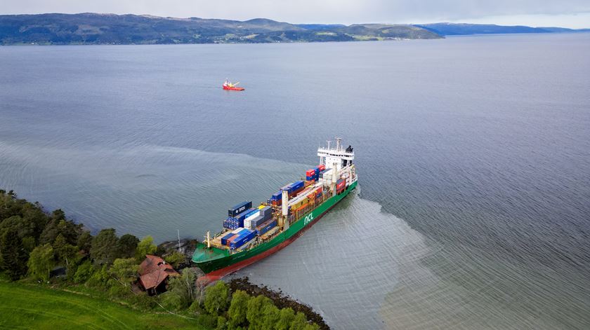 Cargueiro de 135 metros encalha em quintal de Trondheimsfjord, na Noruega. Foto: Jan Langhaug/EPA