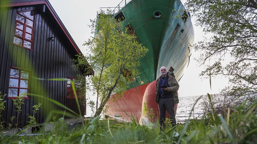 Cargueiro de 135 metros encalha em quintal de Trondheimsfjord, na Noruega. Foto: Jan Langhaug/EPA