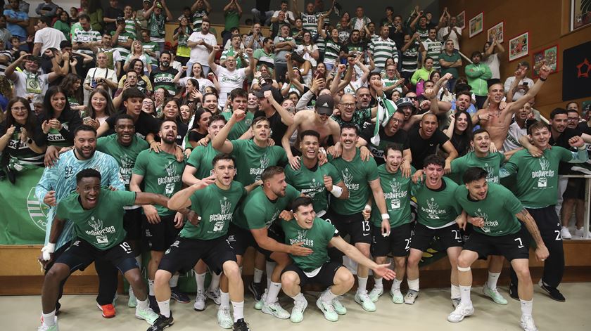 Sporting bicampeão de andebol