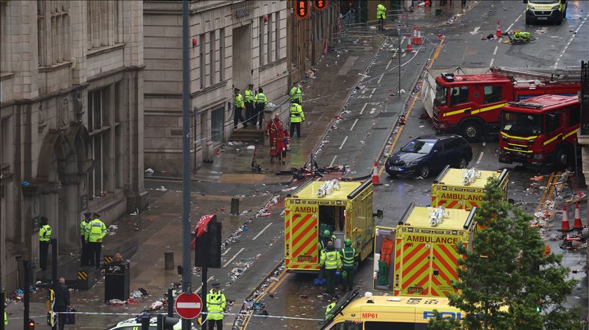 Mais de 40 feridos após carro atingir peões durante celebrações do Liverpool