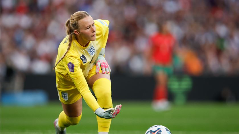 Hannah Hampton não podia jogar futebol. Não só joga, como é a número 1 de Inglaterra Hannah Hampton não podia jogar futebol. Não só joga, como é a número 1 de Inglaterra