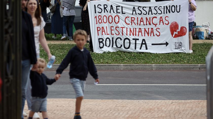 Ação pelo fim do genocídio em Gaza assinala Dia Mundial da Criança junto a Serralves, no Porto. Foto: Manuel Fernando Araujo/Lusa