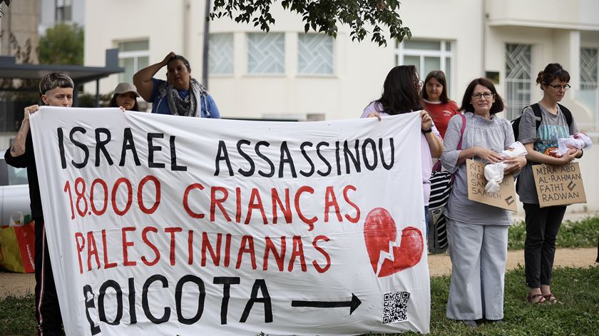 Ação pelo fim do genocídio em Gaza assinala Dia Mundial da Criança junto a Serralves, no Porto. Foto: Manuel Fernando Araujo/Lusa