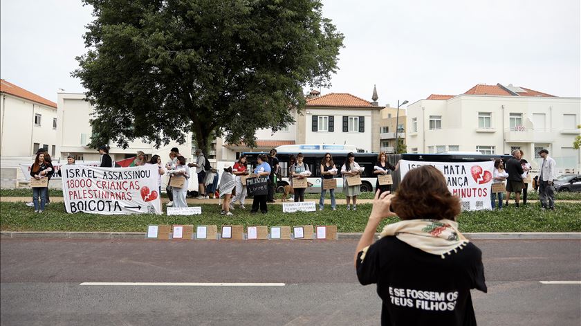 Ação pelo fim do genocídio em Gaza assinala Dia Mundial da Criança junto a Serralves, no Porto. Foto: Manuel Fernando Araujo/Lusa