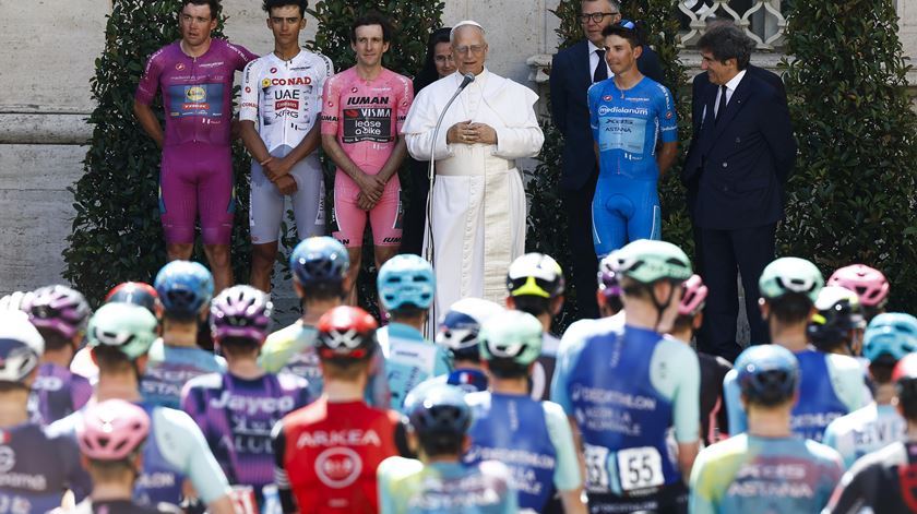 Ciclistas do “Giro d’Itália” pedalaram até ao Vaticano com a bênção do Papa