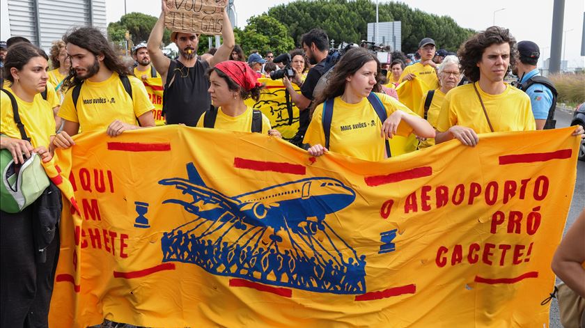Ativistas detidos perto do aeroporto informados de que foi aberta investigação
