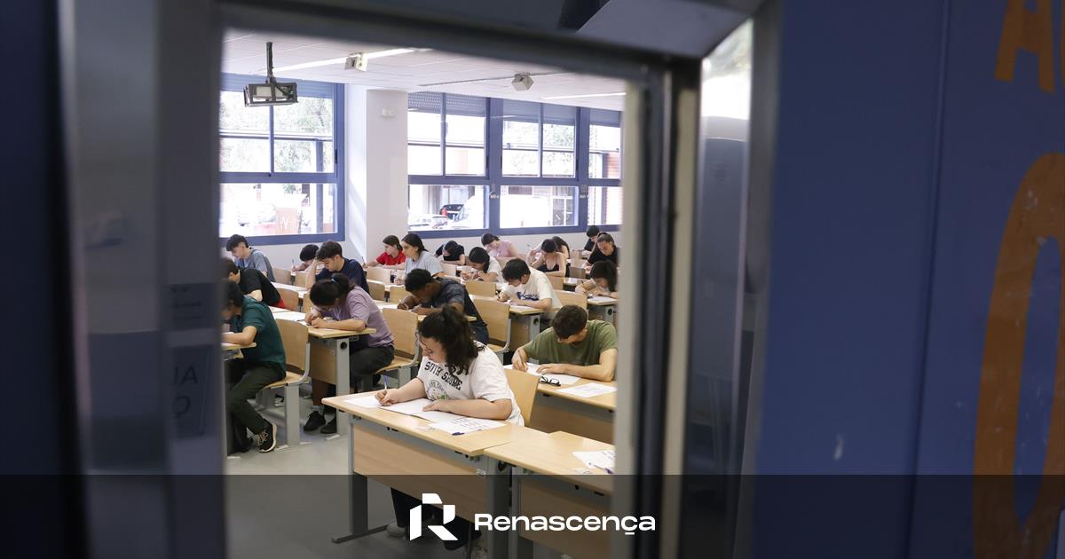 Há descontentamento com a democracia porque a escola está a falhar