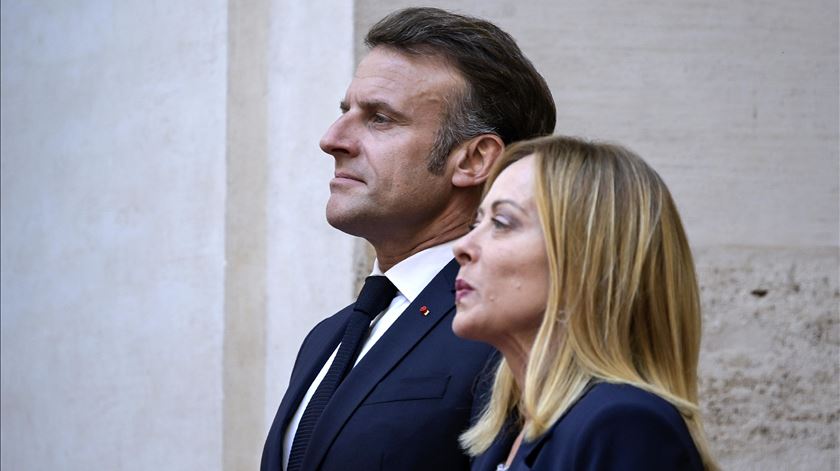 De costas voltadas. Macron e Meloni discordam no caso da morte de militante de extrema-direita