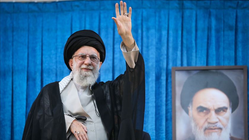 Khamenei acusa Trump de incitar protestos no Irão
