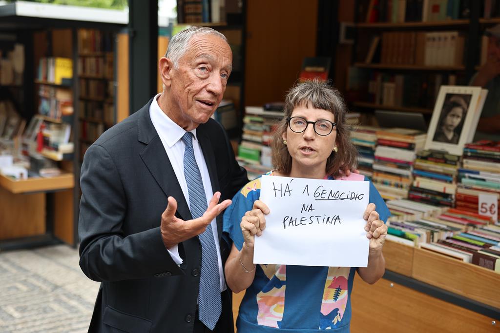 “Não me agarre pelo pescoço.” Marcelo confrontado por ativista na Feira do Livro