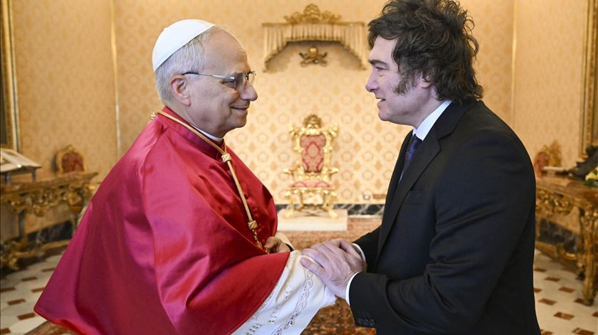 Papa Leão XIV recebe Javier Milei com atenção à "luta contra a pobreza"