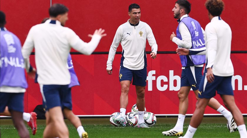 Cristiano Ronaldo no último treino antes da final da Liga das Nações. Foto: Anna Szilagyi/EPA
