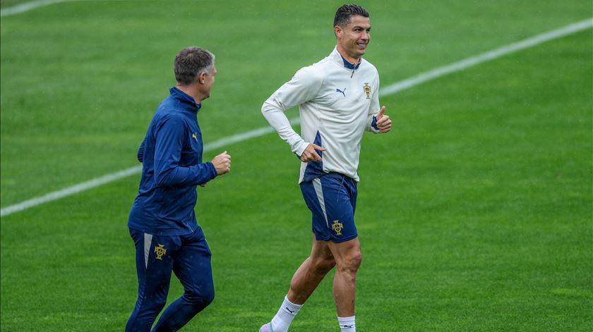 Cristiano Ronaldo no último treino antes da final da Liga das Nações. Foto: Miguel A. Lopes/EPA