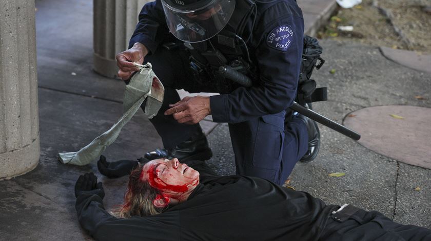 Violência em Los Angeles Foto: Allison Dinner/EPA Violência em Los Angeles Foto: Allison Dinner/EPA