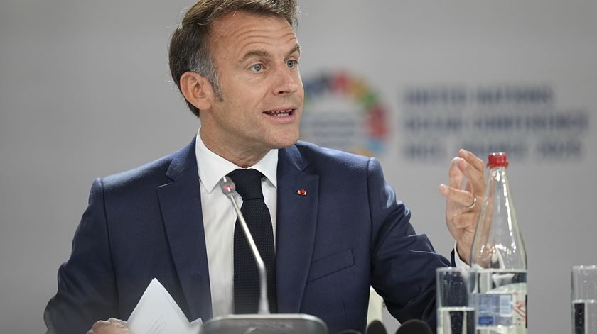 Macron discursa para o outro lado do Oceano. "A Gronelândia e o alto mar não estão à venda"