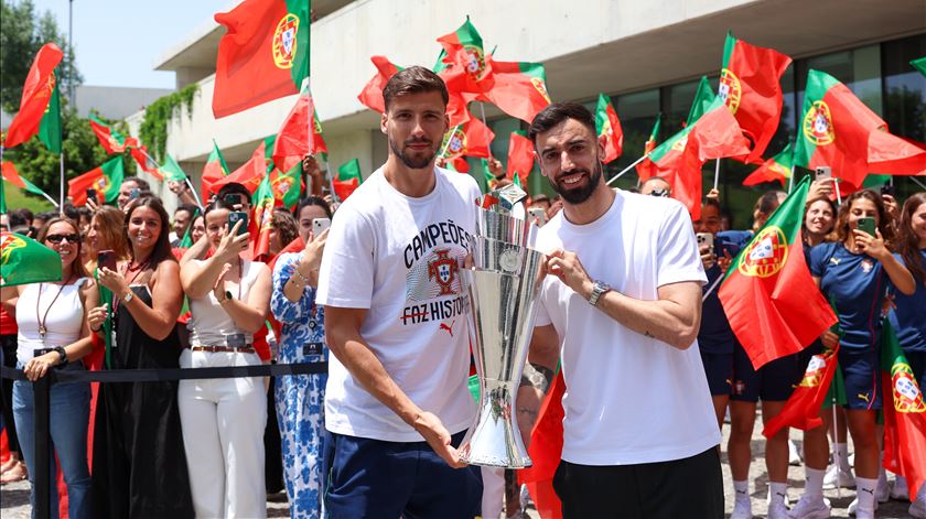 Bruno Fernandes e Rúben Dias esperam obrigar a FPF a ampliar a sala dos troféus