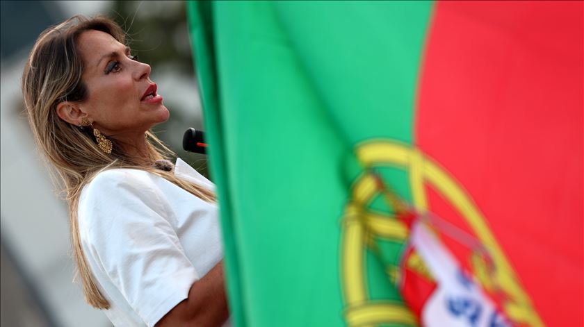 Joana Amaral Dias lança candidatura com ataques a Gouveia e Melo