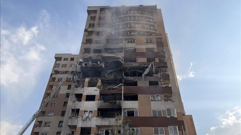 Israel ataca instalações nucleares do Irão Israel ataca instalações nucleares do Irão