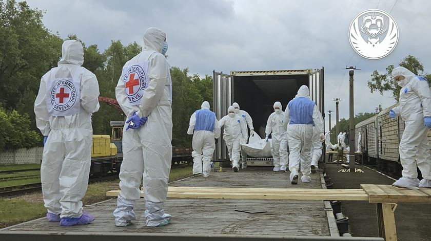 Rússia entrega 1.200 corpos de mortos de guerra à Ucrânia