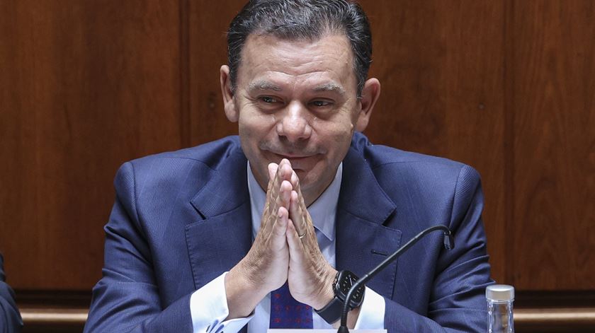 Proposta do Governo para descidas no IRS já deu entrada no Parlamento