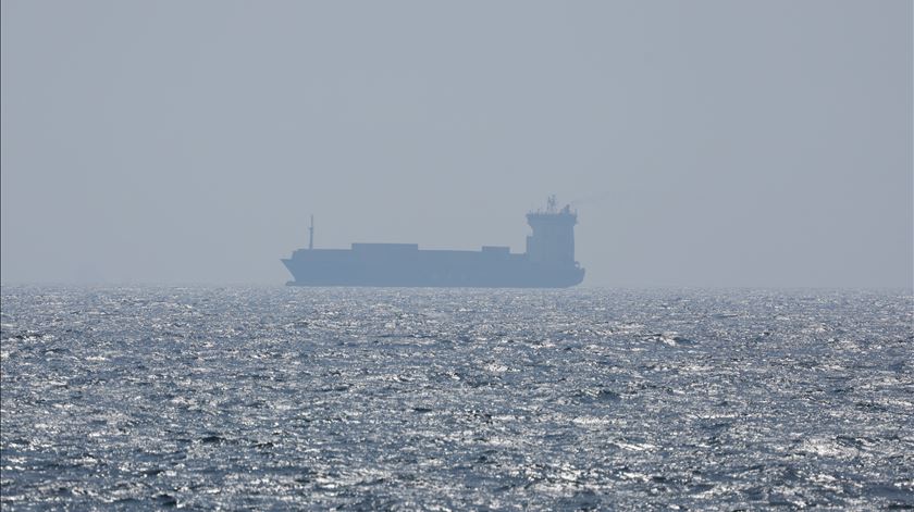 Irão volta a fechar o estreito de Ormuz, menos de 24 horas depois de o reabrir