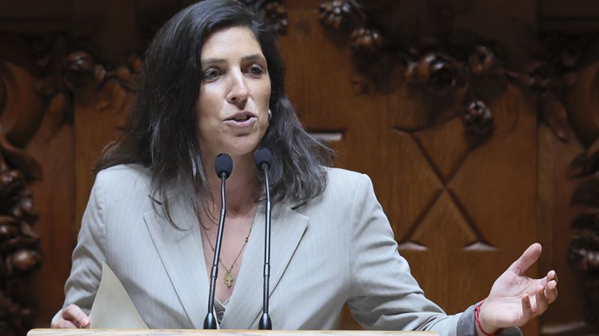 Chumbada proposta do Chega para limitar acesso de estrangeiros a apoios