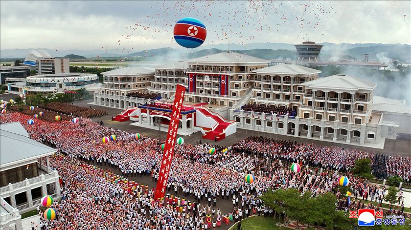 Kim Jong Un e a filha Kim Ju Wonsan inauguram estância balnear de Wonsan Kalma, na Coreia do Norte. Foto: Kcna/EPA