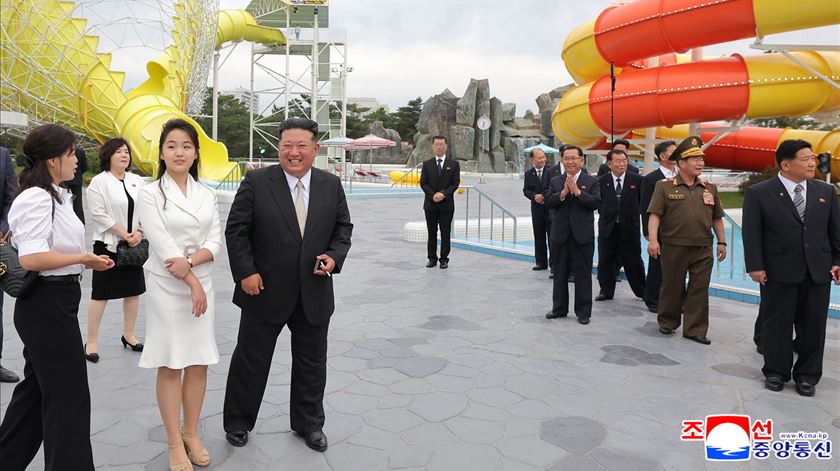 Kim Jong Un e a filha Kim Ju Wonsan inauguram estância balnear de Wonsan Kalma, na Coreia do Norte. Foto: Kcna/EPA