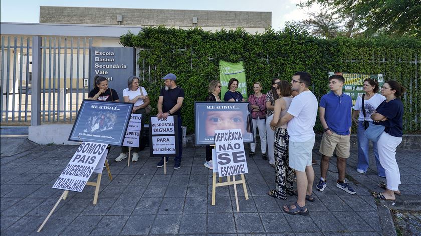 Pais protestam por escola não renovar matrícula de alunos autistas em Barcelos