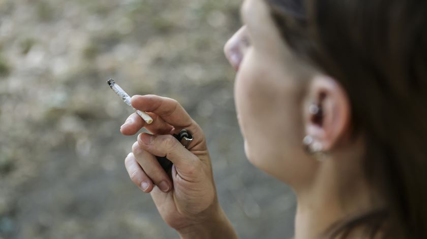 Deixar de fumar mesmo que tardiamente implica menor risco de demência