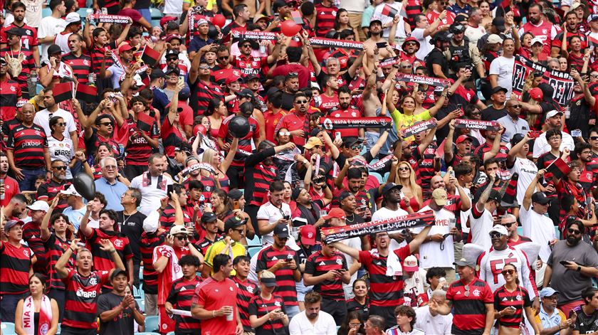 Autocarro capota e adeptos do Flamengo ficam feridos em viagem para a meia-final da Libertadores