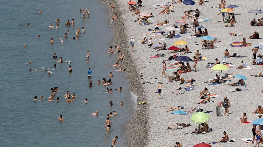 Praia da Mareta, em Sagres, intedita a banhos por derrame de resíduos para o mar