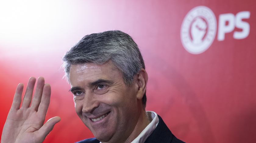 Carneiro fala em "espetáculo degradante" com saúde e defesa a empurrarem responsabilidades