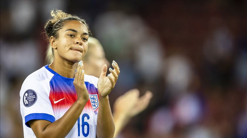 "Estamos com Jess Carter". Starmer, UEFA e seleção apoiam jogadora inglesa contra racismo