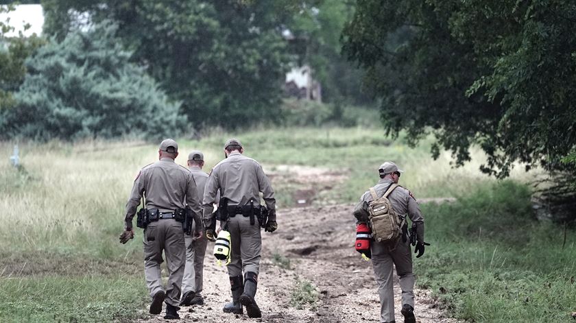 Número de mortes no Texas aumenta. Luta contra o tempo após cheias rápidas. Foto: Dustin Safranek/EPA