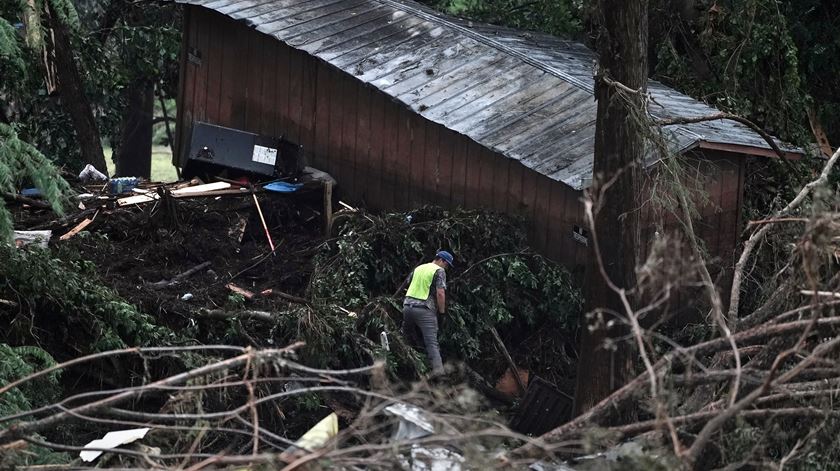 Número de mortes no Texas aumenta. Luta contra o tempo após cheias rápidas. Foto: Dustin Safranek/EPA