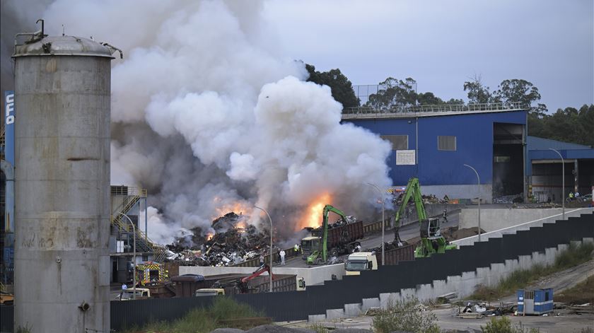 Incêndio em fábrica de sucata em Vila Nova de Gaia. Foto: Fernando Veludo/Lusa