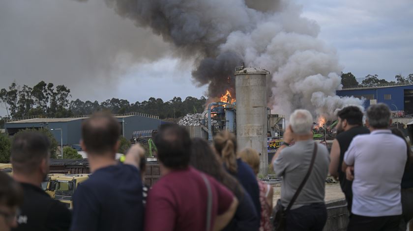 Incêndio em fábrica de sucata em Vila Nova de Gaia. Fotos: Fernando Veludo/Lusa