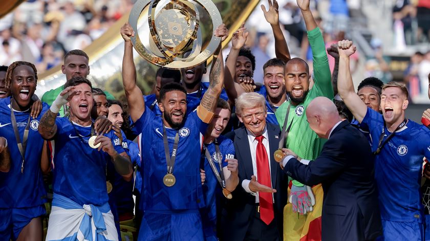 Chelsea vence PSG e conquista Mundial de Clubes. Donald Trump entregou o troféu. Foto: Justin Lane/EPA